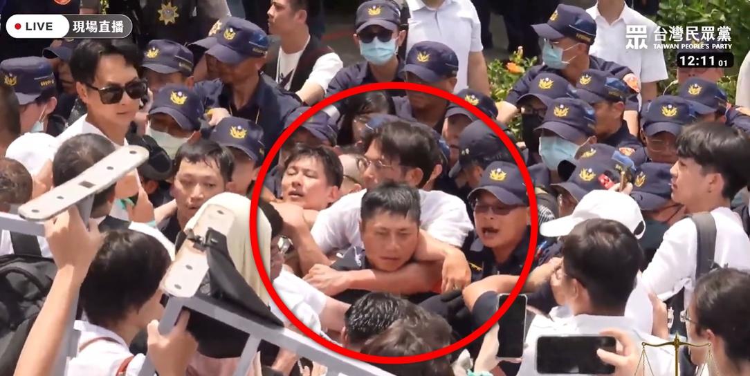 黃帝穎律師痛批，黃國昌勒警脖子，還造謠被害警官在笑，被勒頸的警官緩頰稱黃沒有惡意，警官可不告傷害罪，但妨害公務無法私了，最重3年徒刑。 圖：截自民眾之聲直播