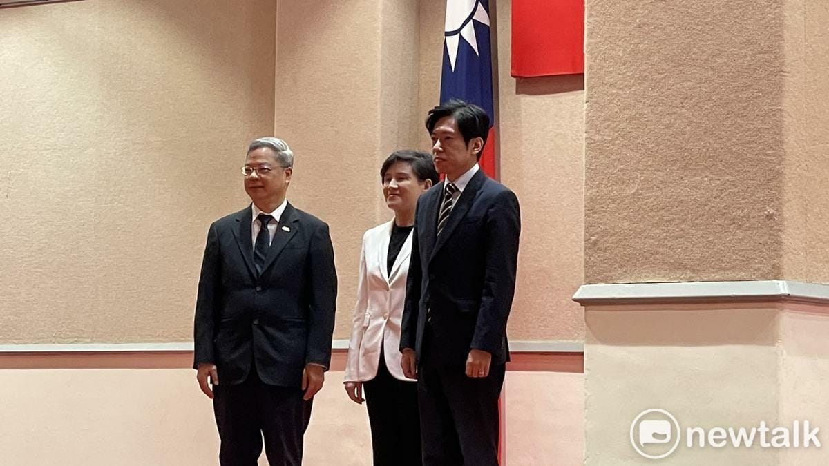 行政院舉行新任秘書長張惇涵、卸任秘書長龔明鑫交接典禮，並由行政院副院長鄭麗君監交。 圖：高逸帆／攝