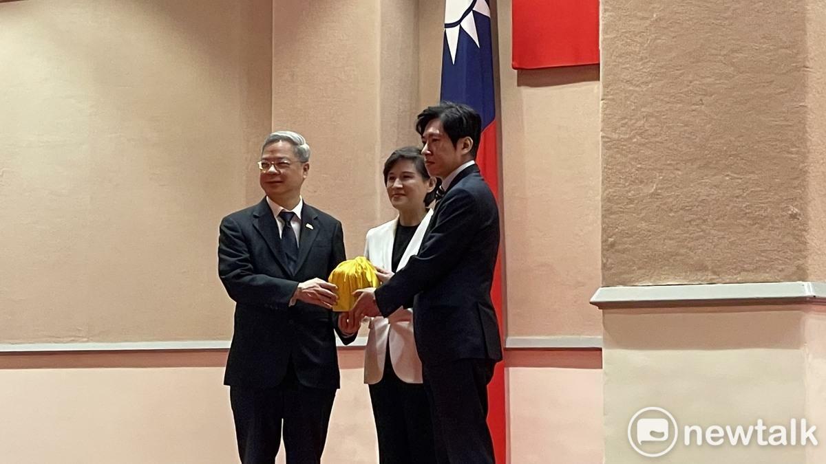 行政院舉行新任秘書長張惇涵、卸任秘書長龔明鑫交接典禮，並由行政院副院長鄭麗君監交。 圖：高逸帆／攝