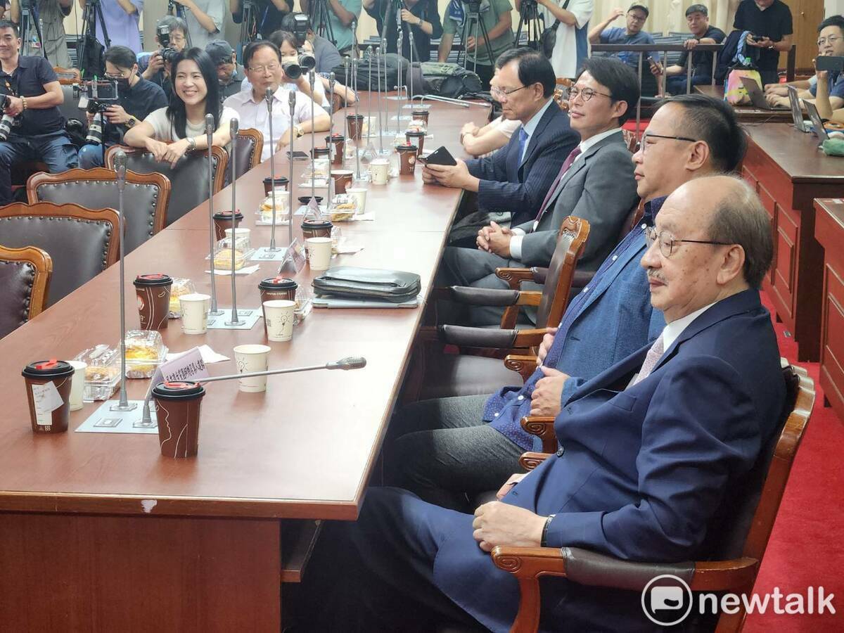 柯建銘與王義川出席國民黨團幹部交接典禮，國民黨立委當面高喊「大罷免、大失敗」。 圖：黃建豪/攝