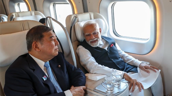 印度總理莫迪(右)與日本首相石破茂8月30日一同搭乘新幹線前往仙台。 圖 : 翻攝自X@narendramodi