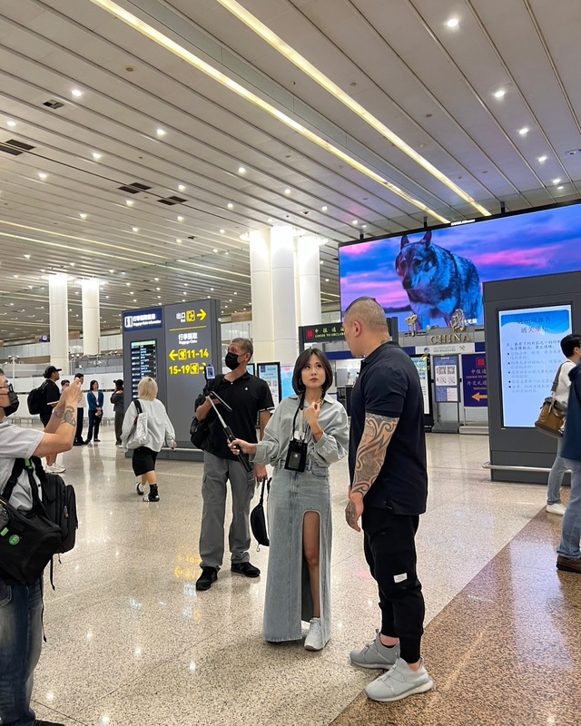 採訪「館長」陳之漢前進上海的中天主播何穗瑢。 圖：翻攝「臉書」辣妻不落漆67主播何橞瑢粉絲專頁