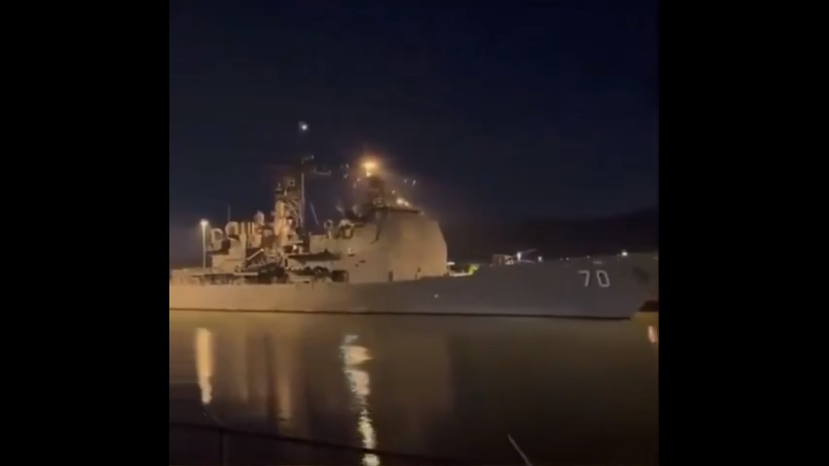 美國海軍「伊利湖號」飛彈巡洋艦已於當地時間 29 日被部署到加勒比海地區。 圖：擷取自 @rainbow78521 X 分享影片