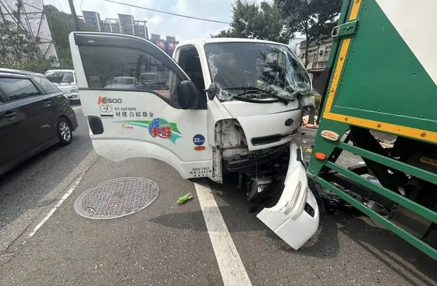 男子疑因未注意車前狀況，直接撞擊前方紅綠燈的郵務車。 圖：警方提供