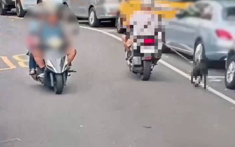 老翁一路拖行黑狗，辯稱未注意狗體力不支。 圖：翻攝畫面