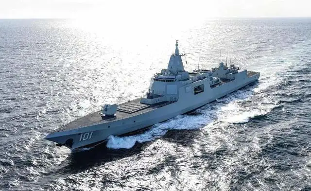 中國055型驅逐艦疑似演訓期間在菲律賓附近海域與航母編隊同時活動，被指發射YJ-20高超音速反艦飛彈。 圖：翻攝自 騰訊新聞 海事先鋒
