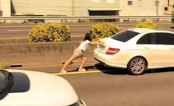 國道一名女子徒手推動故障賓士車，原PO直呼：神力女超人？ 圖：翻攝自社會事新聞影音