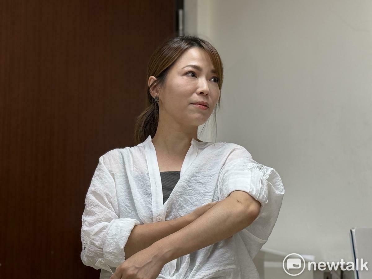 民眾黨團主任陳智菡展示手臂的傷。 圖：周煊惠 / 攝