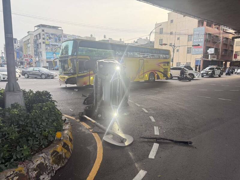 休旅車與遊覽車因違規闖紅燈相撞，導致休旅車側翻橫躺馬路中央。 圖：警方提供