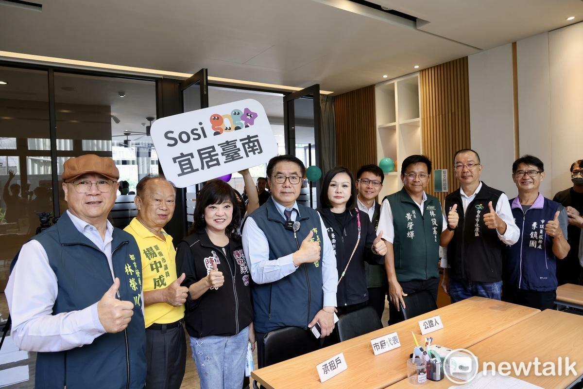 台南市政府都市發展局9月1日至9月5日辦理永康區「宜居成功」社會住宅首批入住戶簽約公證作業，台南市長黃偉哲前往現場，關心市民簽約程序與點交動線安排。 圖：台南市政府提供