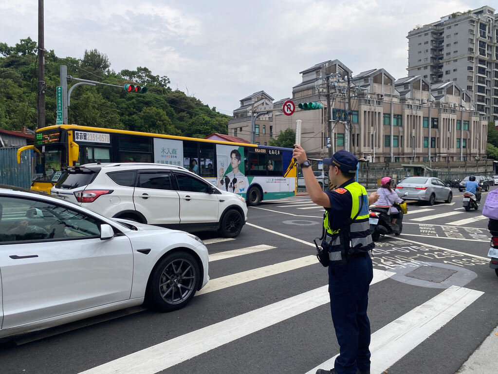 台北市政府警察局交通警察大隊為因應中、小學114學年度第1學期開學日，編排143處交通疏導崗位、動用155名警力與2名義交，1日校園周邊交通大致順暢。（台北市警察局北投分局提供）中央社記者黃麗芸傳真　114年9月1日