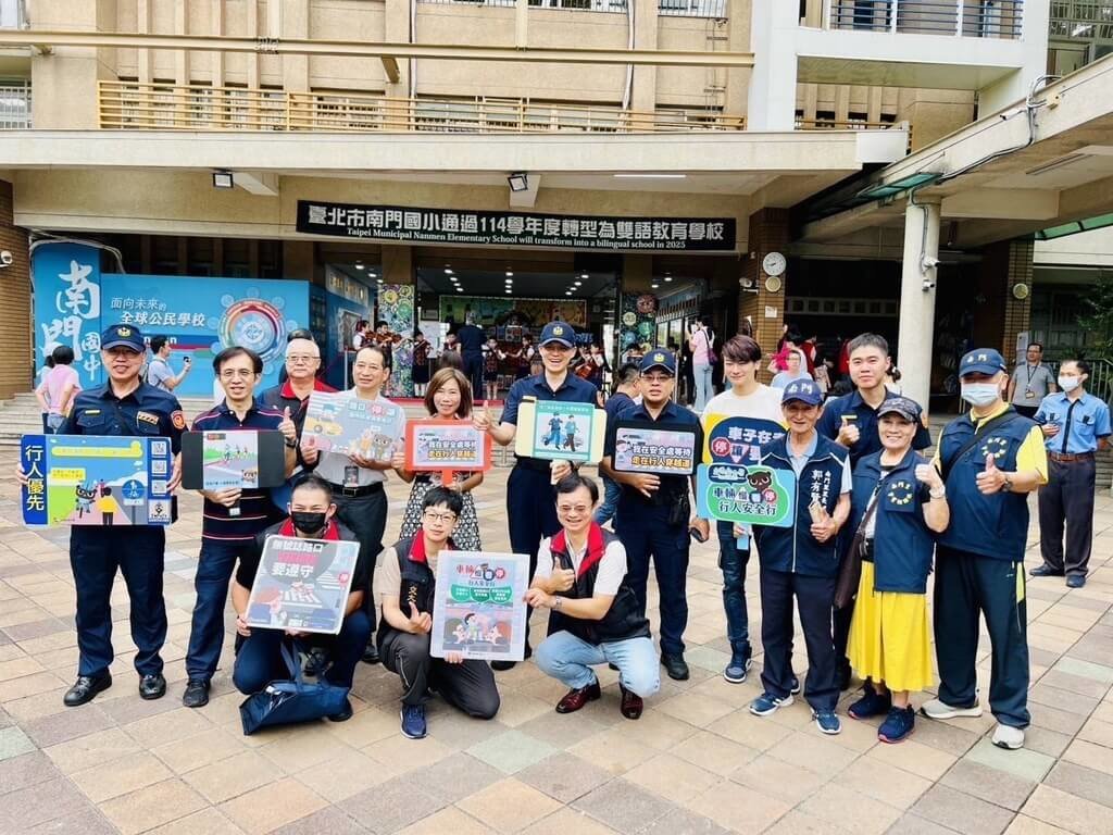 迎接1日開學日，台北市警察局中正第二分局結合義交等協勤民力，配合校方導護志工，在學校門口建立校園安全走廊，並宣導「行車多禮讓、行人優先行」的交通安全核心觀念。（台北市警察局中正第二分局提供）中央社記者黃麗芸傳真　114年9月1日