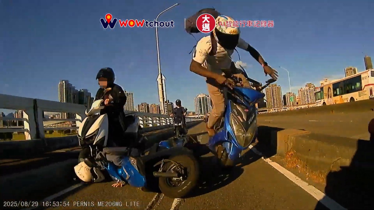 三重發生一起交通事故，機車追撞畫面曝光。 圖：翻攝自WoWtchout - 地圖型行車影像分享平台