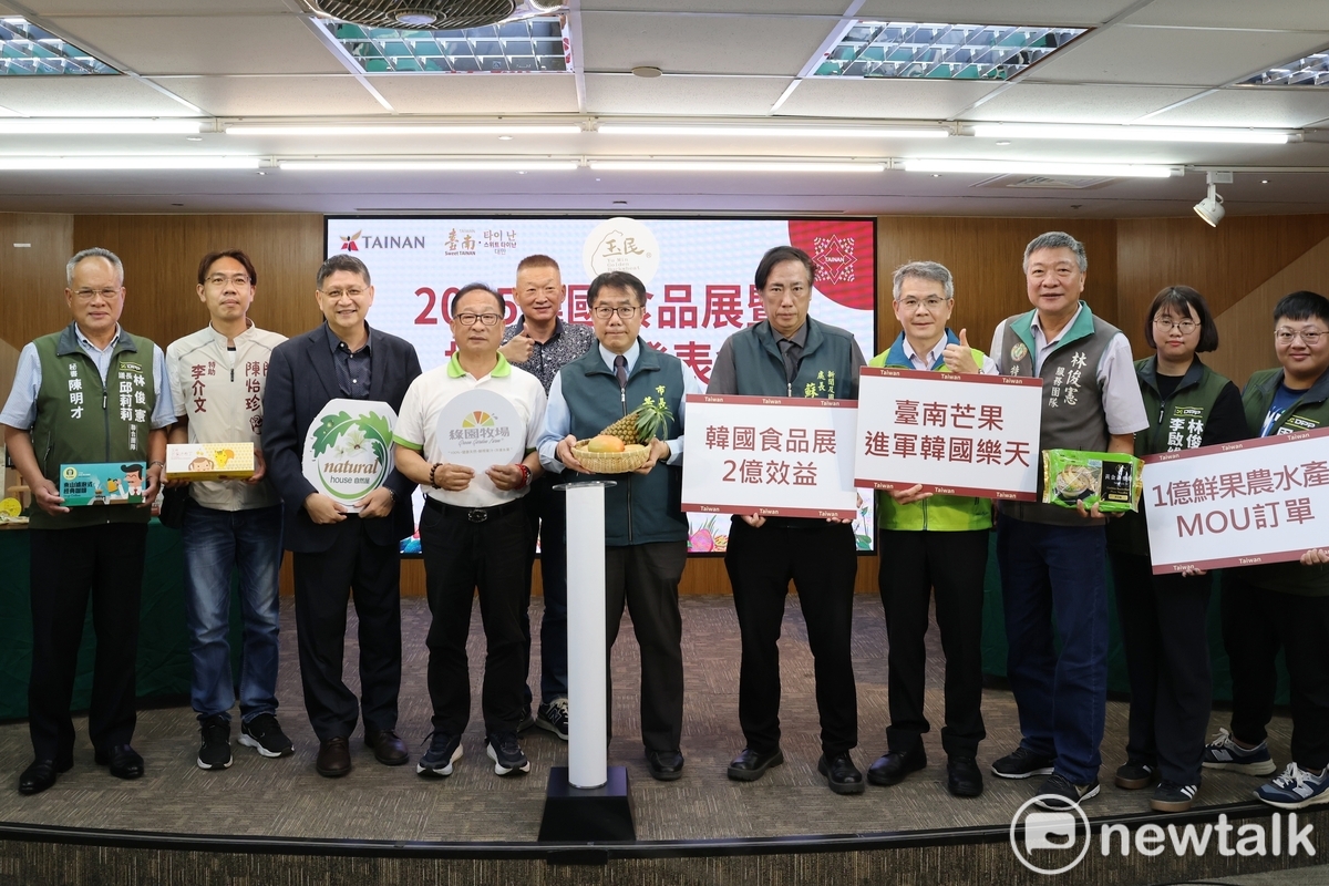 台南市政府今日舉辦「韓國食品展暨拓銷成果發表會」，台南市長黃偉哲與參與韓國國際食品展及拓銷的廠商，包括黃金蕎麥、綠園牧場、自然屋、鮮饌等廠商，一起分享韓國拓銷成果與心得。 圖：台南市政府提供