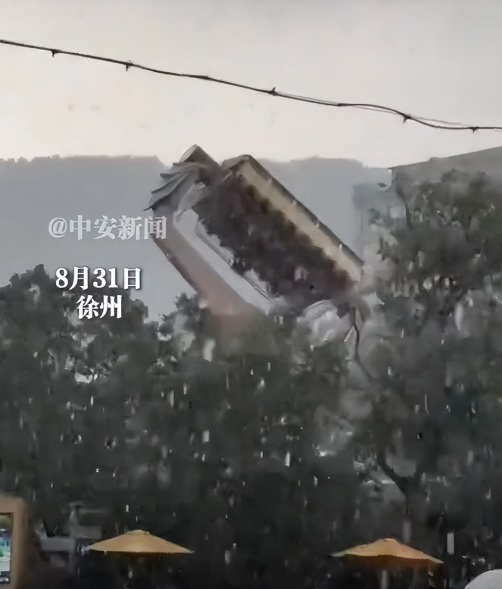 徐州樂園工作人員受訪時表示， 31 日中午的雨勢在短時間內就已轉小，符合園方遊樂設施運作的標準，強調此事件並未造成任何遊客受傷。 圖：翻攝自 大風新聞