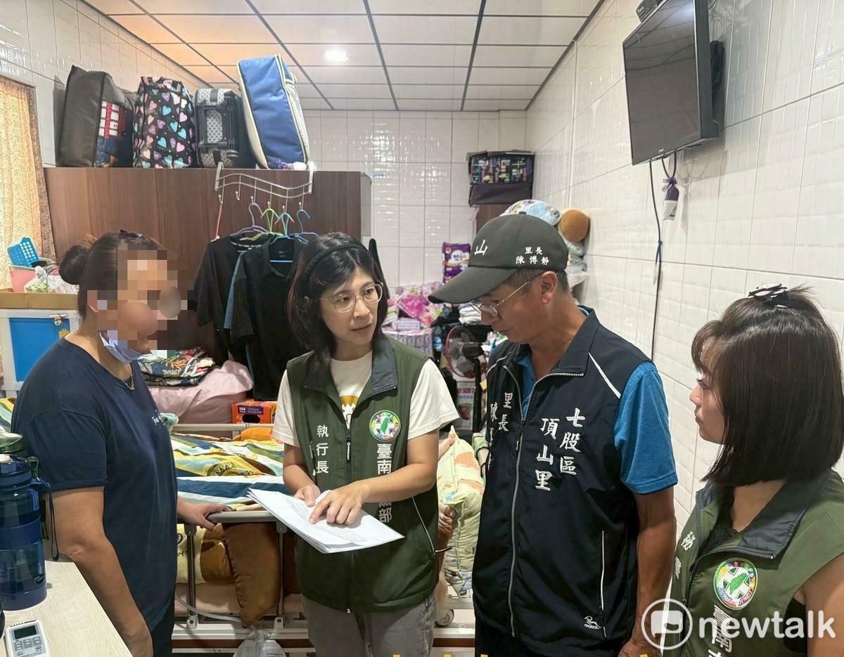 民進黨台南市黨部繼公布「疼惜台南 守護家園」行動專案，媒合各界善心捐助家電，協助弱勢家戶回復日常生活，黨工發揮社工精神，訪視弱勢家戶，了解實際生活需求，希望大家都夠被照顧到。 圖：民進黨台南市黨部提供