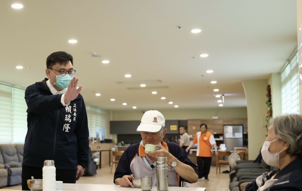 賴瑞隆(左一)參訪前鎮區社區長照機構，實地了解長照服務推動情況，並與長輩們打招呼。 圖：賴瑞隆辦公室/提供