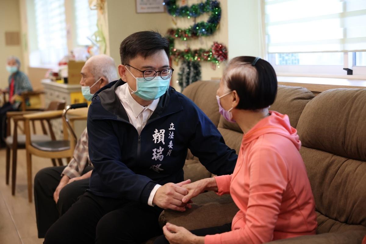 賴瑞隆(左)與長輩們親切互動。 圖：賴瑞隆辦公室/提供