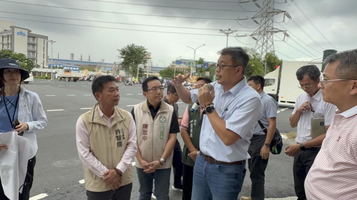 許智傑(左二)邀集市府交通局、捷運局、新工處、警察局等單位聯合會勘，緩解沿海路長久以來的難題。 圖：許智傑辦公室/提供