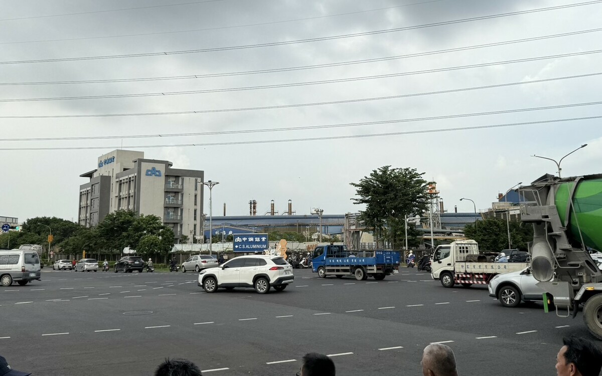 沿海路設置「貨櫃車專用道」，造成尖峰時間自小客車使用量大，卻不能使用該道做為消化車流，只能被迫嚴重回堵。 圖：許智傑辦公室/提供