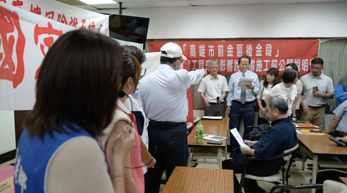 大陸工程現場人員宣讀會議內容，被民眾以高分貝抗議壓制。 圖：陳麗娜服務處/提供