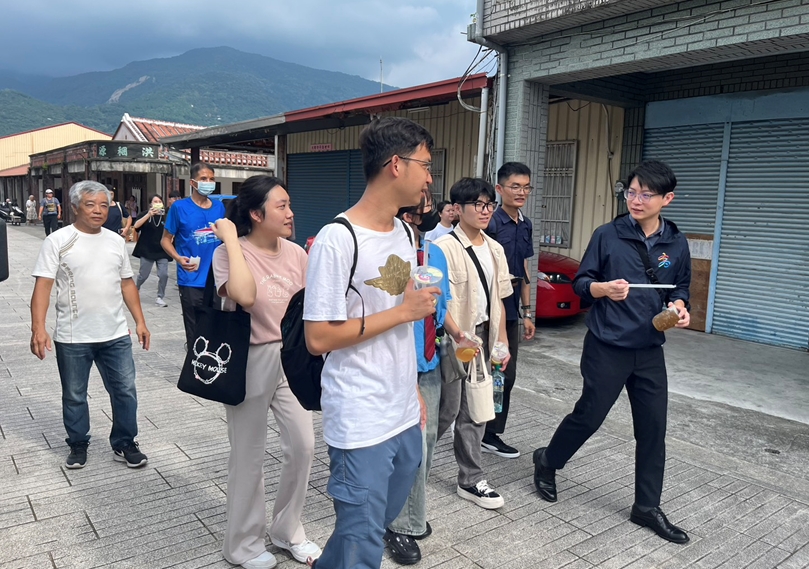 林楷軒(右一)與學員一同走訪六龜山城老街，交流地方創生體驗心得。 圖：高雄市青年局/提供
