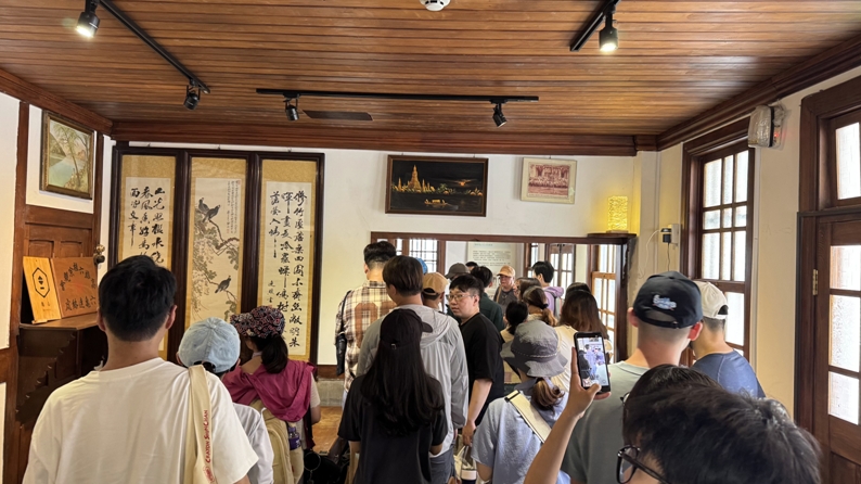 學員走訪六龜百年洪稇源商行。 圖：高雄市青年局/提供