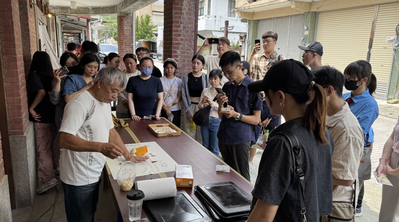 百年餅舖清甘堂老闆蔡明進指導學員手作茶餅，體驗屬於六龜在地的傳統滋味。 圖：高雄市青年局/提供