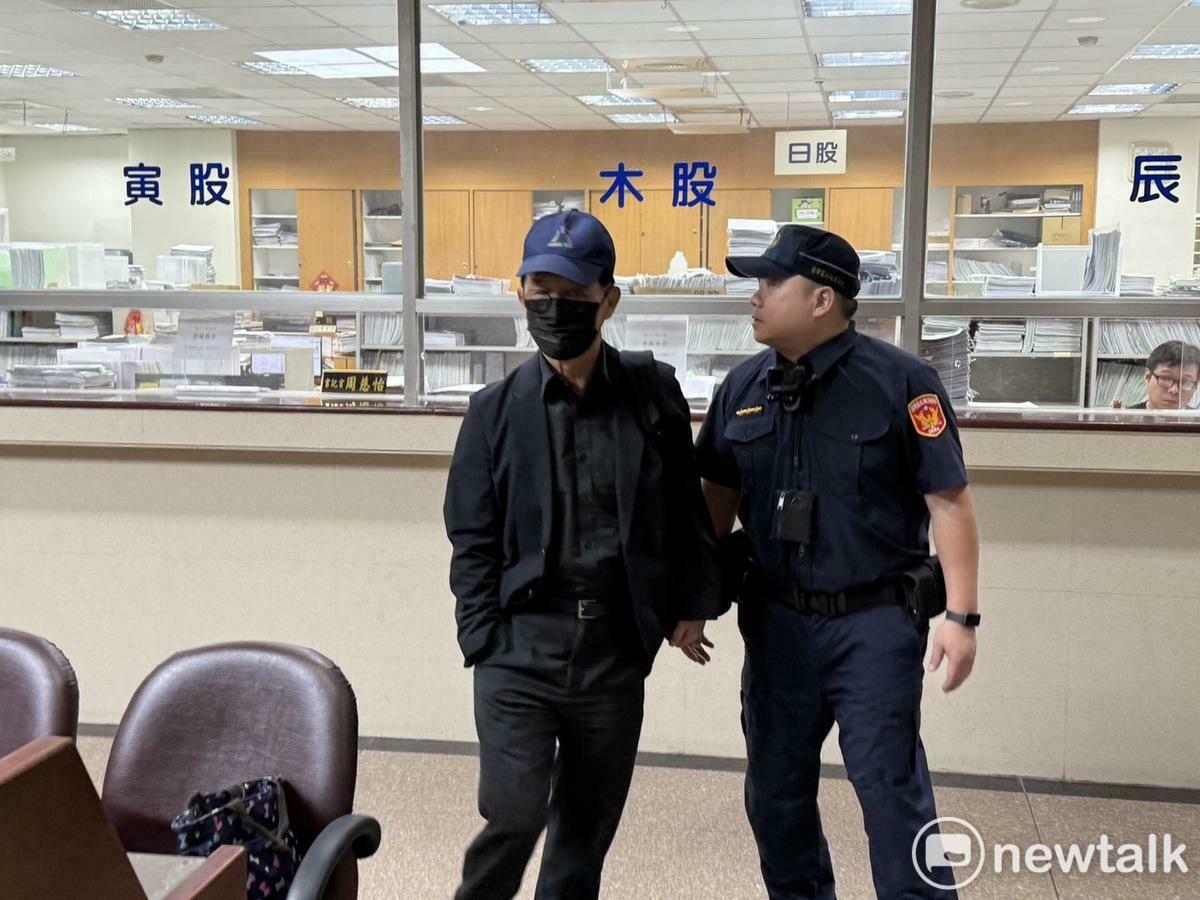台北市前副市長彭振聲（左）今赴台北地方法院出庭作證。 圖：周煊惠 / 攝