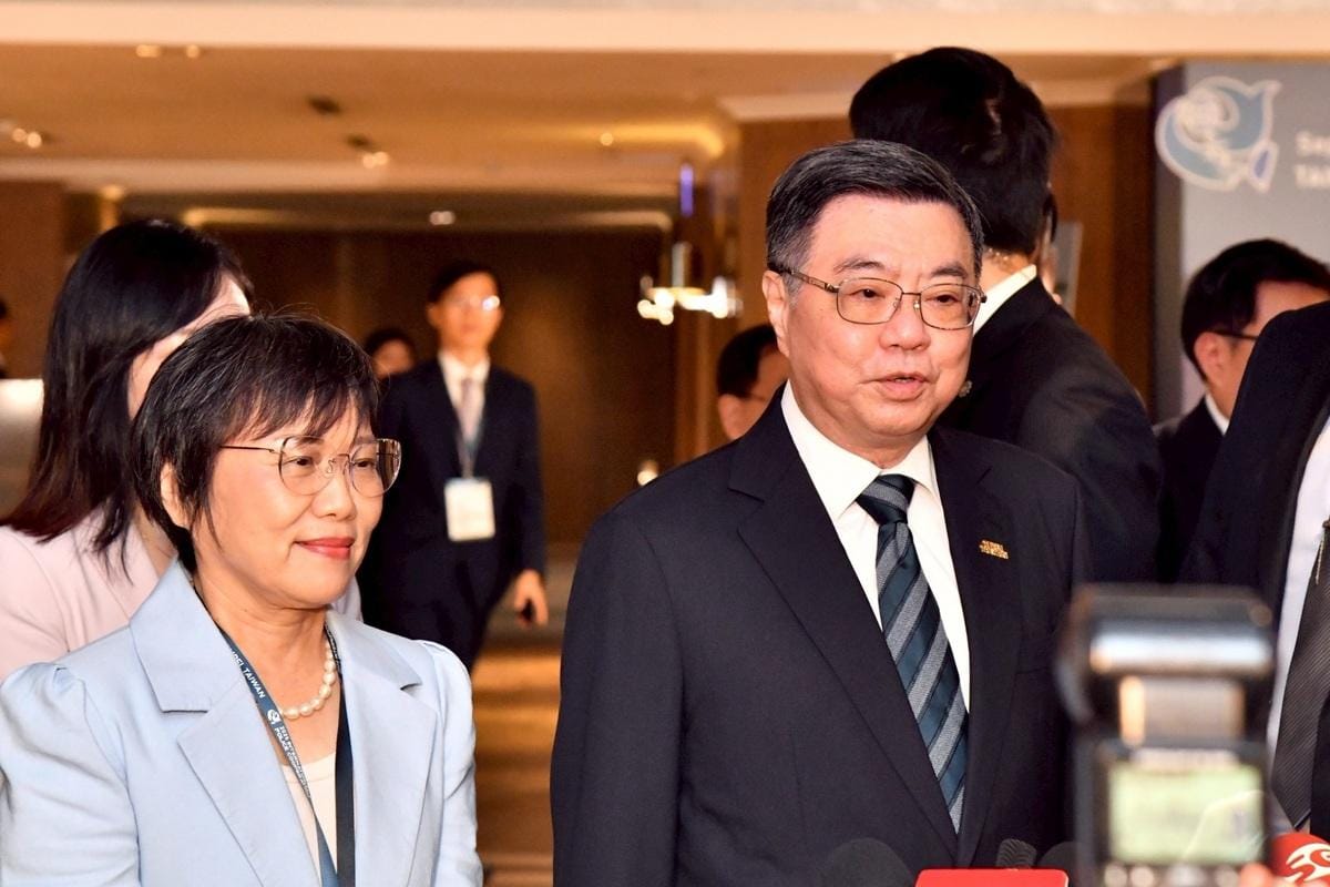 行政院長卓榮泰和內政部長劉世芳今（2）日上午出席2025國際警察合作論壇研討會前受訪。 圖：行政院提供