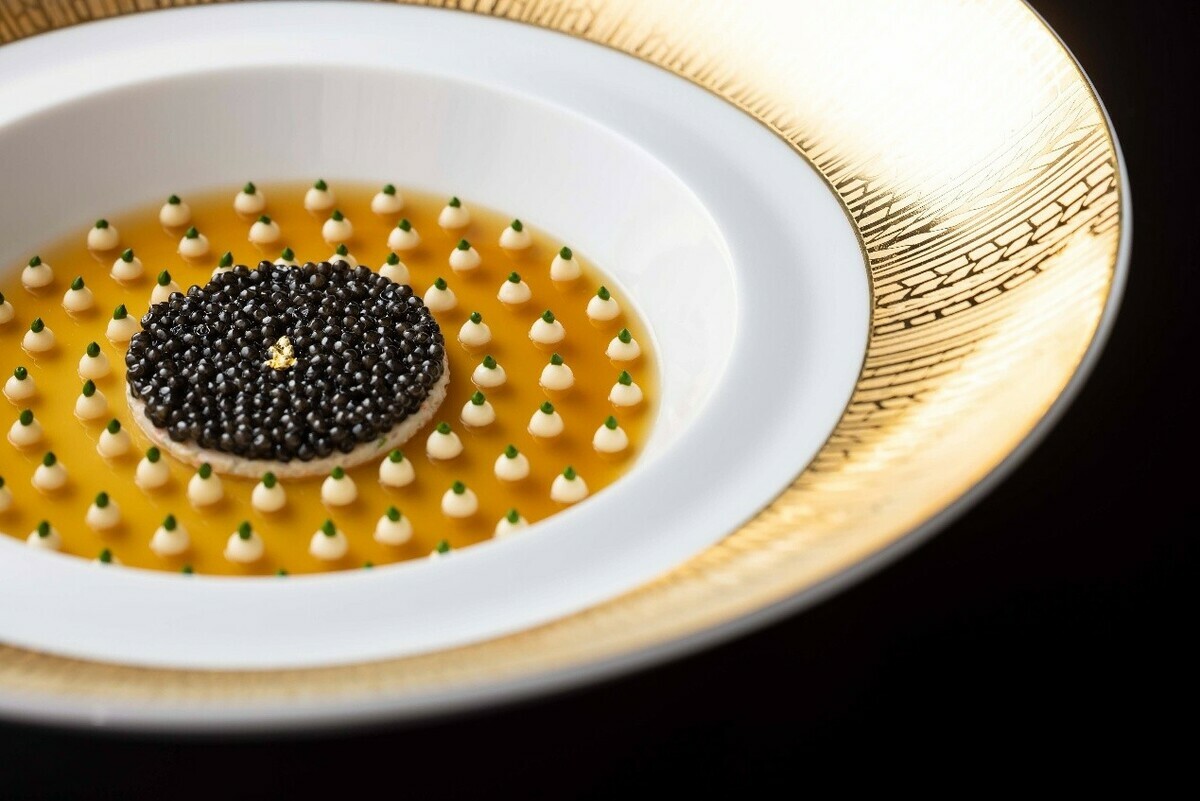 象徵 Joël Robuchon 的招牌料理之一：「法國 索洛涅產魚子醬 Joël Robuchon 風格」。 圖：Joël Robuchon／提供