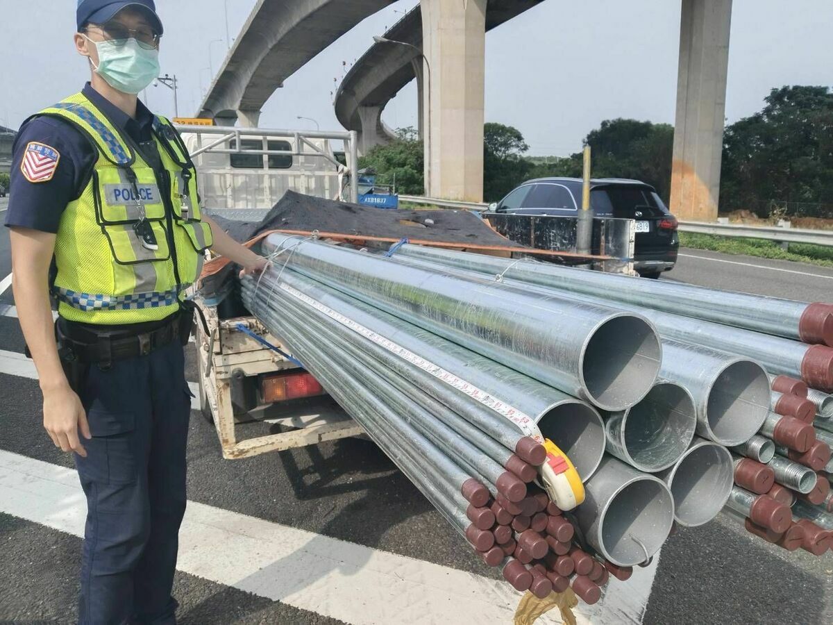 一輛小貨車載運鋼管且嚴重超長，經攔停丈量後，發現其鋼管超出車尾約190公分，警方當場依法舉發。 圖：警方提供