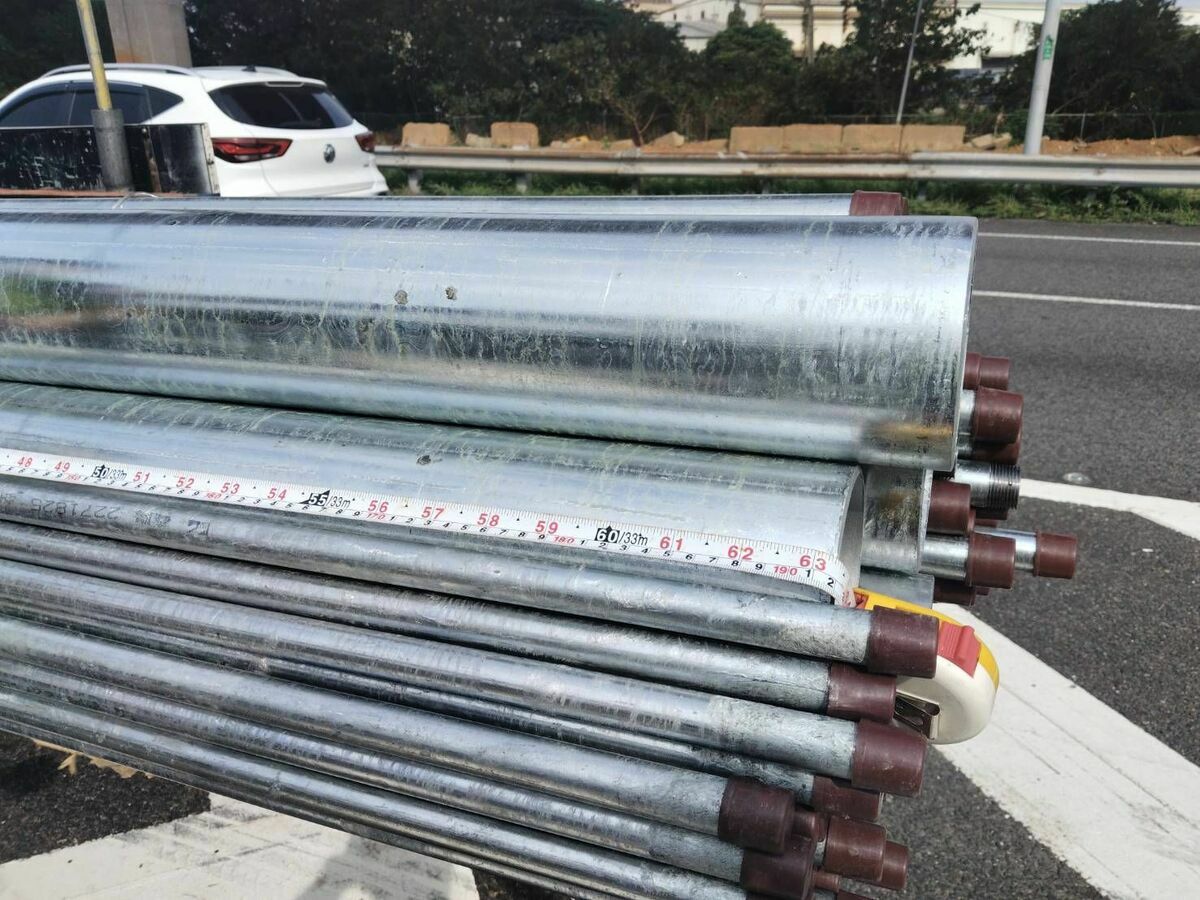 國道1號南向桃園路段，一輛小貨車因載運的鋼管長度超過法定標準遭警方攔查舉發。 圖：警方提供