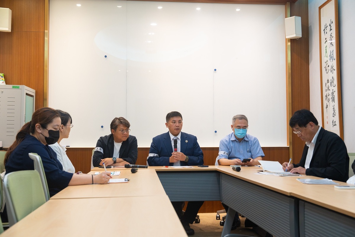 國民黨立委吳宗憲、黃建賓及立委蘇清泉立委辦公室主任召開「東海岸陸域風電」會議，要求中央停止東海岸的風電開發。 圖：擷取自吳宗憲臉書