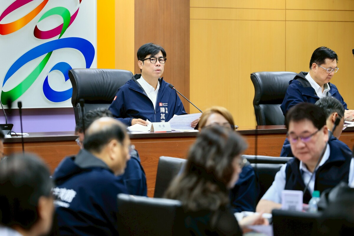 陳其邁(左)於市政會議指示各權管機關針對高風險場域落實加強防治。 圖：高雄市政府/提供