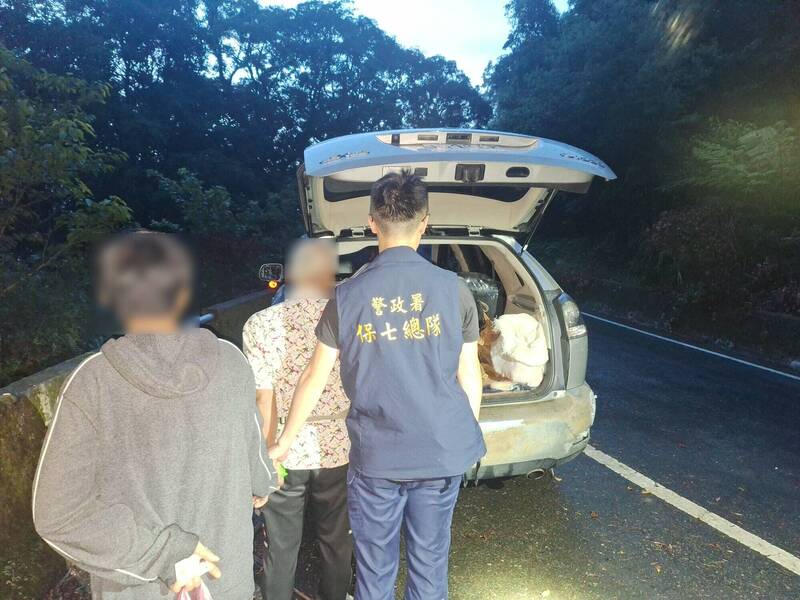 保七總隊近日追查山老鼠集團，最終在四稜溫泉附近攔查，查獲2名涉案男子。 圖：警方提供