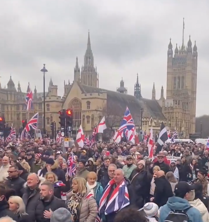英國各地的示威，尤其在倫敦持續升溫。 圖：翻攝自 X 《 Liberacrat》