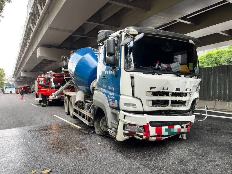 台北市南京東路六段發生水泥車與機車碰撞的死亡車禍。 圖：警方提供