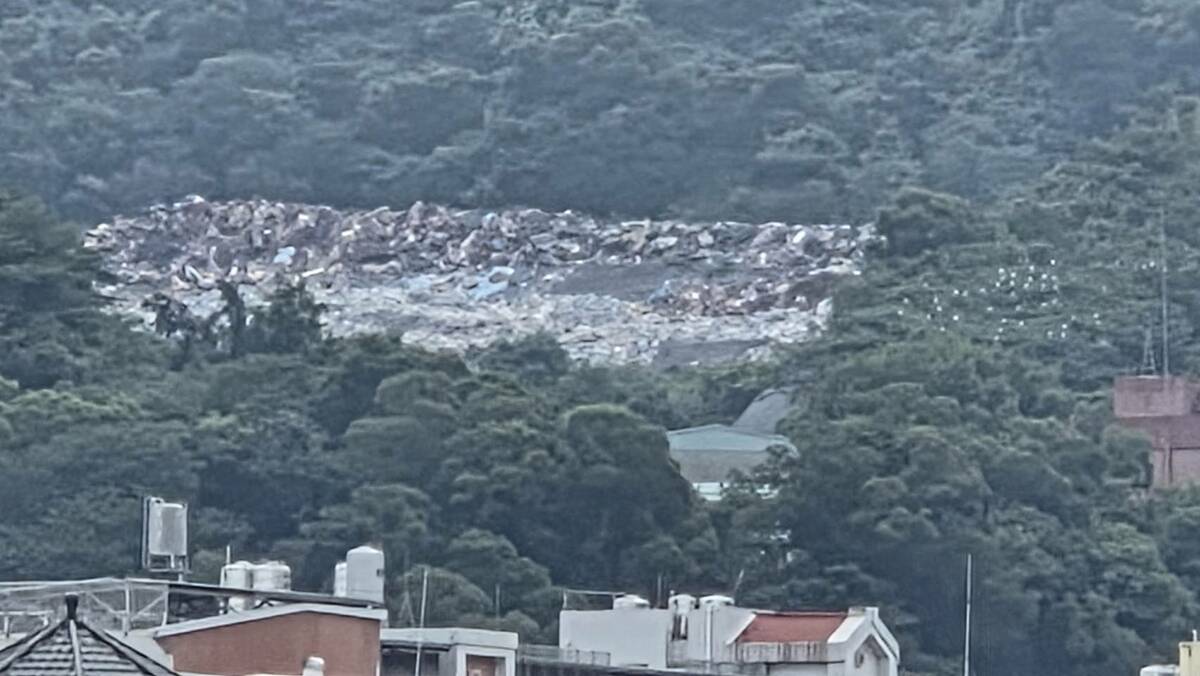 遠眺大里的山區，就可以看得到掩埋場的現地，看起來非常的突兀明顯，把鏡頭拉近，其實完全是露天裸露的。 圖：民進黨團/提供