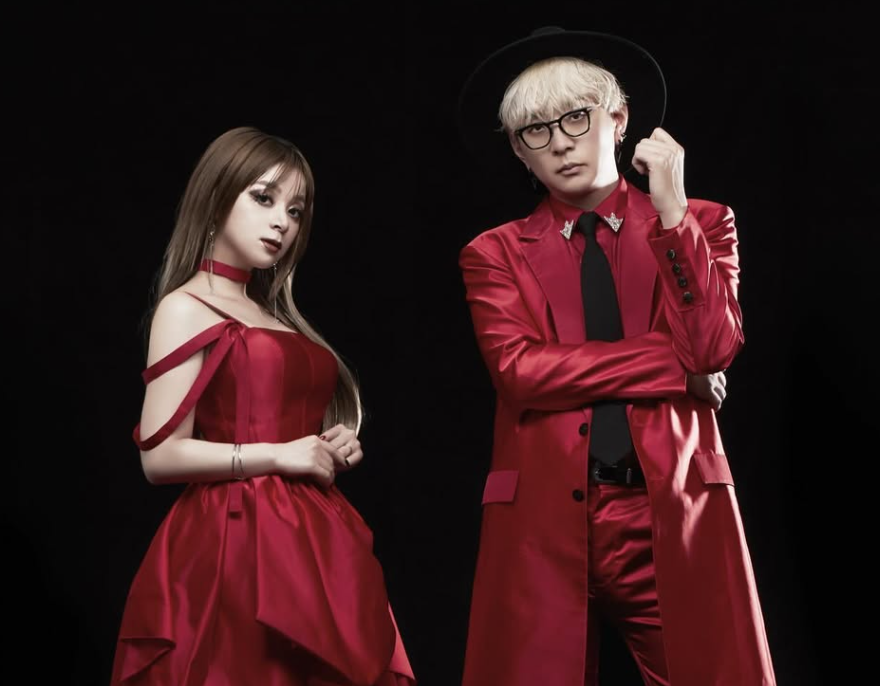 GARNiDELiA由主唱美依禮芽及製作人toku組成，許多歌曲如〈極樂淨土〉、〈桃源戀歌〉、〈響喜亂舞〉等都有極高的點閱率。 圖：翻攝自GARNiDELiA IG