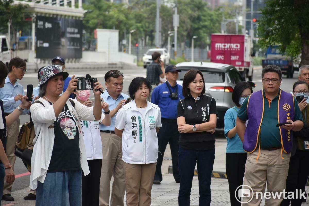 柯志恩(右二)全程關心中鋼集團企業工會記者會。 圖：孫家銘攝