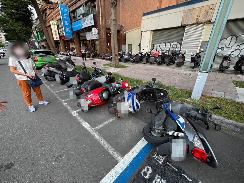 王姓男子在高雄左營隨機推倒路邊停放的機車。 圖：民眾提供