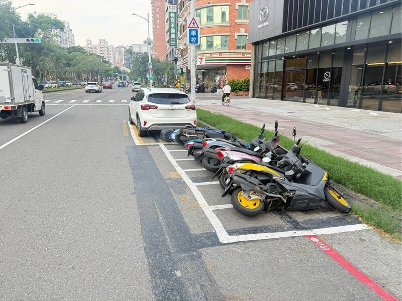 警方一併聯繫車主製作筆錄，將王男依毀損罪嫌移請橋頭地檢署偵辦。 圖：民眾提供