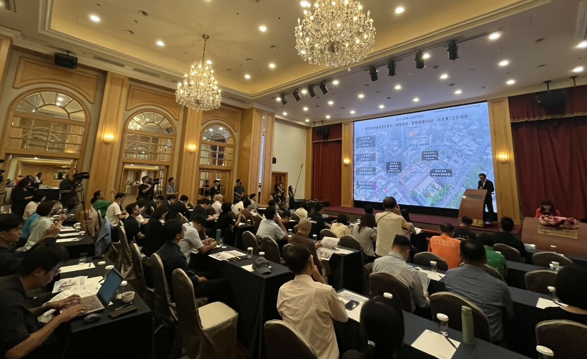 「前金區後金段44地號等8筆土地」公辦都更案招商說明會，吸引20多家廠商參加。 圖：高雄市捷運局/提供