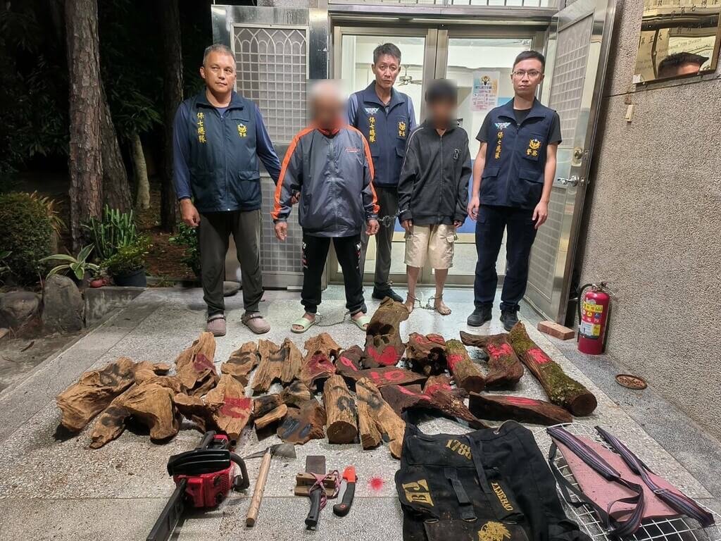 桃園警方日前在復興山區誤認出遊民眾為山老鼠集團，發生攔車盤查爭議，保七總隊第五大隊2日表示，經後續積極追緝，成功逮獲正在溪床藏匿盜伐木的真山老鼠2人，依法送辦。（保七總隊第五大隊提供）中央社記者管瑞平傳真　114年9月2日