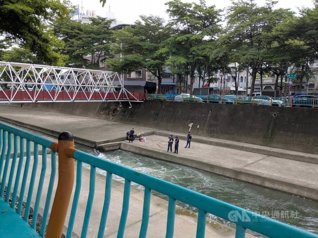 台中警方1日接獲報案，稱67歲葉姓女子未攜帶手機離家，調閱監視器發現，葉女沿西區麻園頭溪往南步行。警消搜救協尋後至今仍無所獲，警方2日公布葉女衣著特徵擴大協尋。（翻攝照片）中央社記者蘇木春傳真　114年9月2日