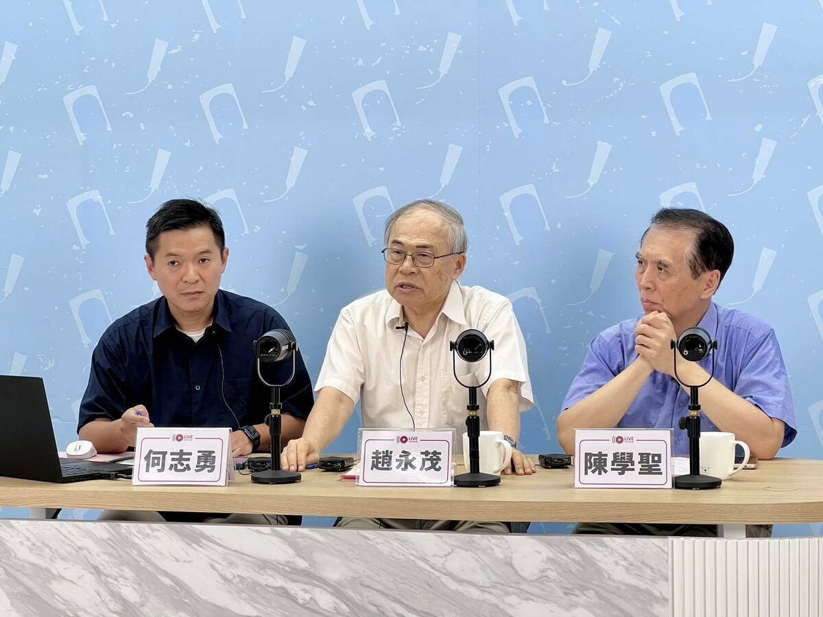 國民黨前立委陳學聖（圖右一）與清華大學兼任助理教授何志勇（圖左一）邀請台大前副校長趙永茂（圖中）討論政治時事議題。 圖：何志勇/提供