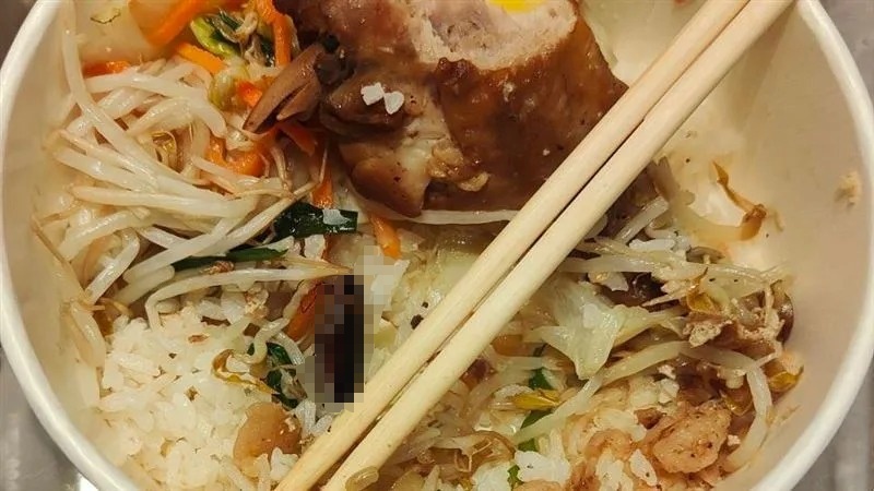去年民眾吃便當發現蟑螂，憤而提告求償逾500萬元。 圖：翻攝畫面