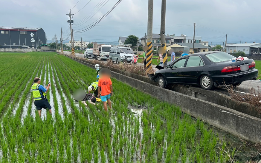 一輛自小客車與機車在無號誌路口發生碰撞，造成一名機車騎士當場被撞飛跌落一旁稻田。 圖：翻攝自記者爆料網