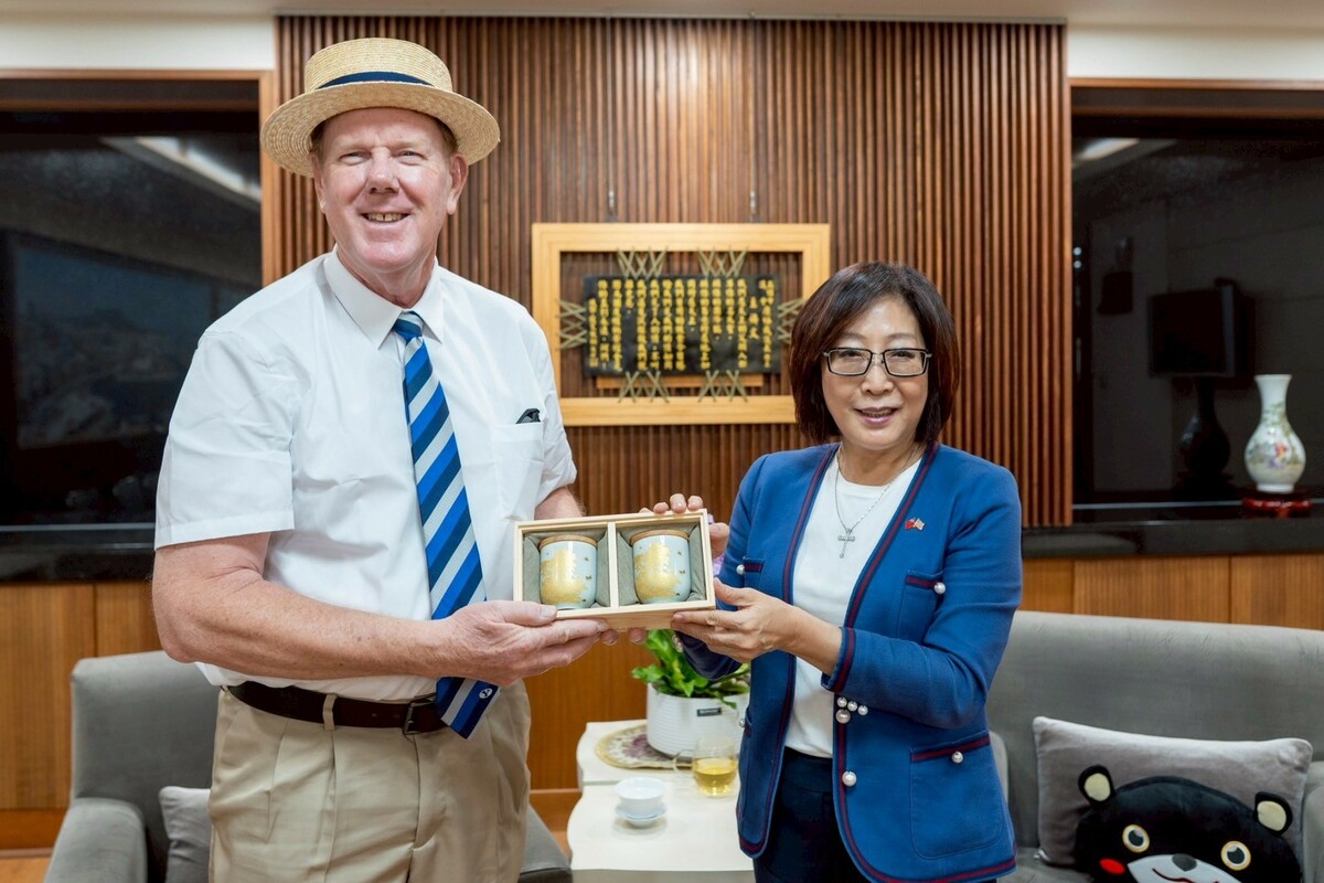 康裕成(右)致贈杜維浩(左)一套「常玉．燦若繁華奉茶對杯」作為見面禮。 圖：高雄市議會/提供